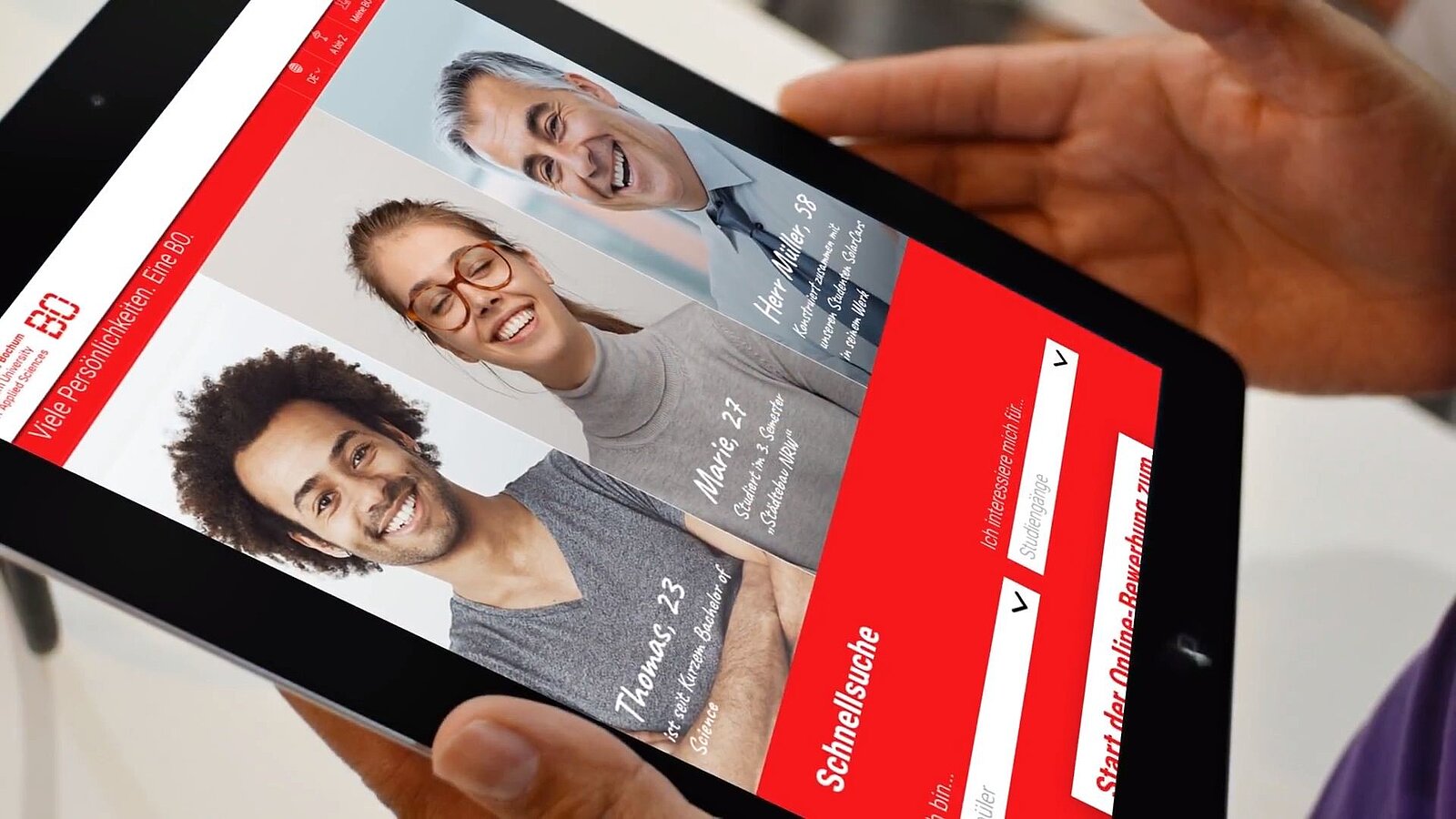 Person hält Tablet mit Screenshot der Website von der Hochschule Bochum in der Hand 