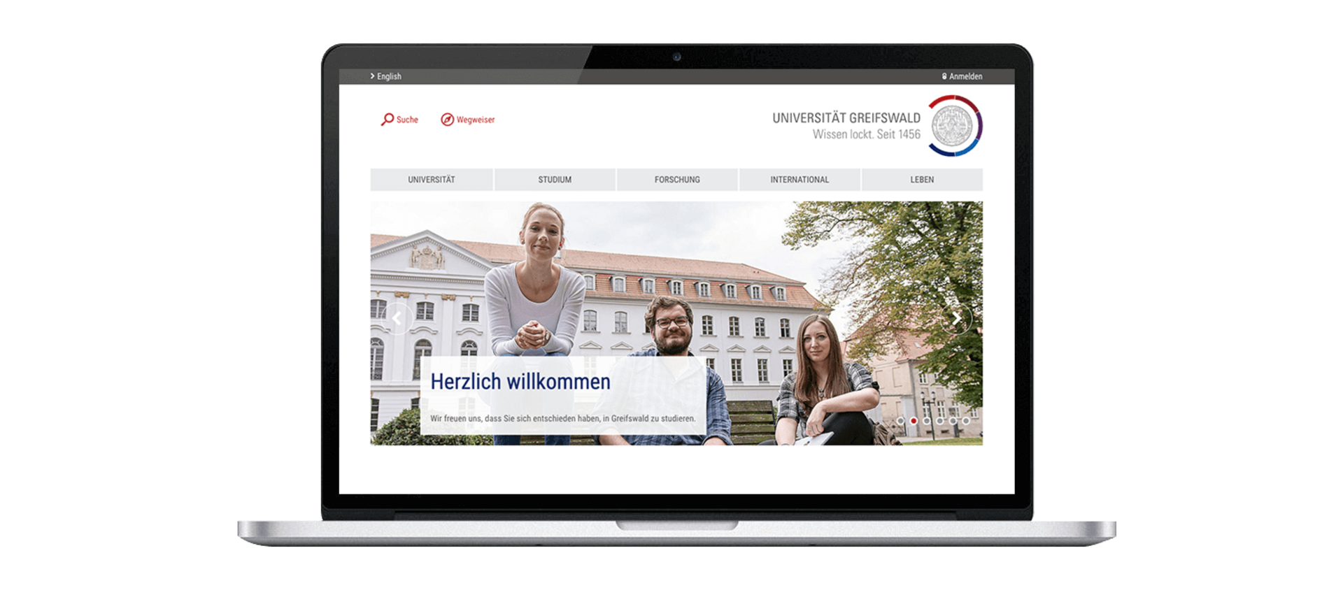 MacBook Screen zeigt Landingpage der Uni Greifswald